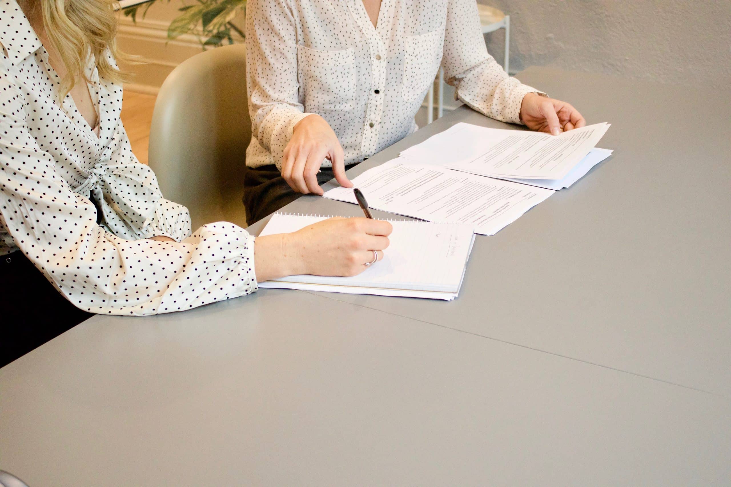 woman signing divorce paperwork in Texas