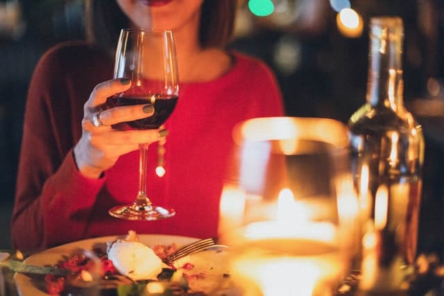 woman with wine at date with man without finalized divorce texas