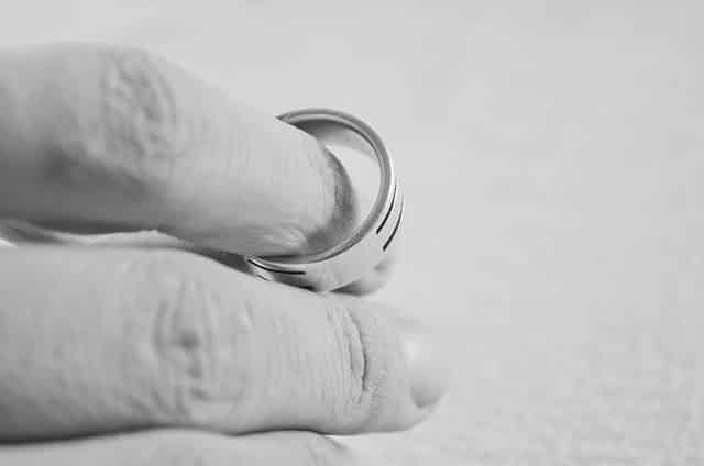 man taking off wedding ring in texas divorce