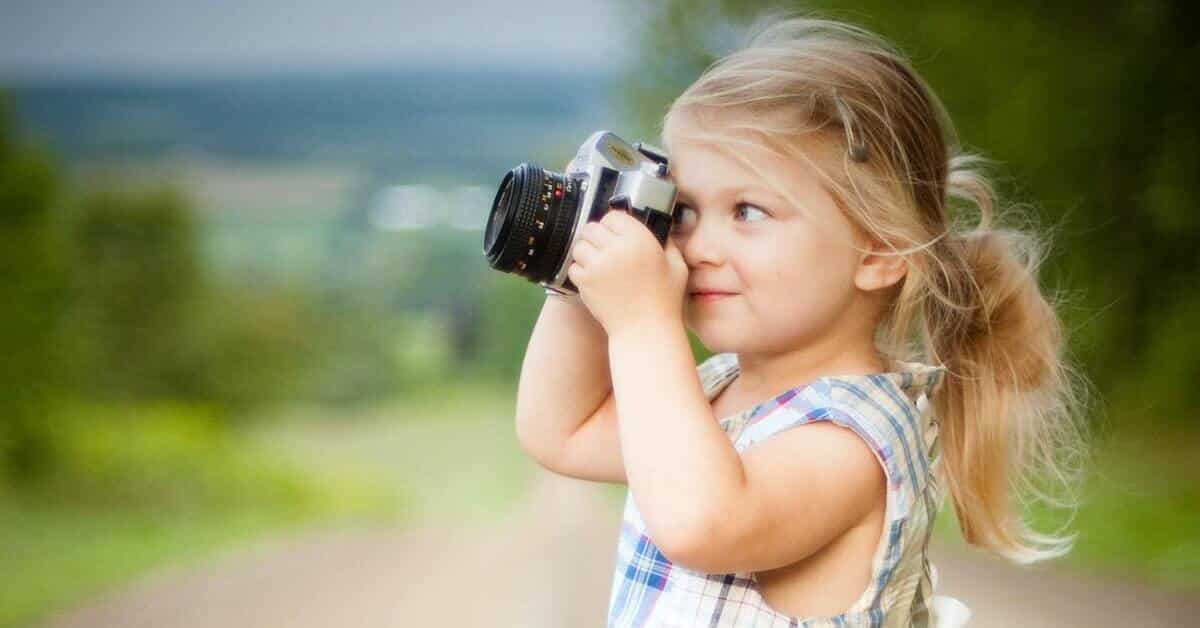 girl with camera outside receiving child support in texas