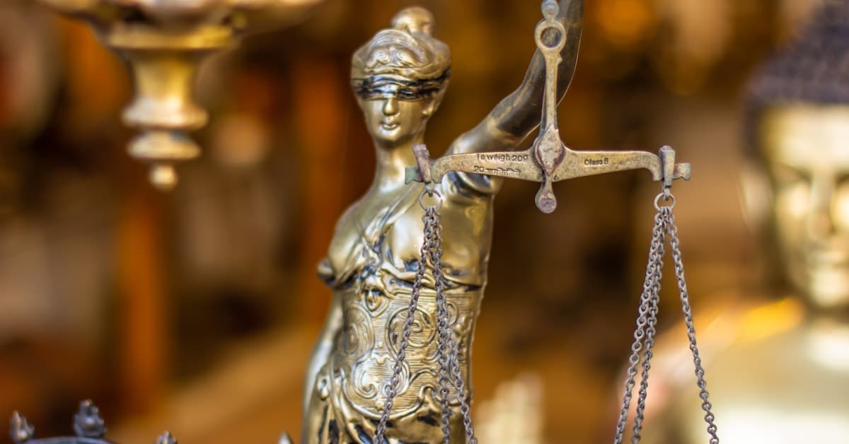 legal statue in courtroom during temporary orders hearing contested divorce texas