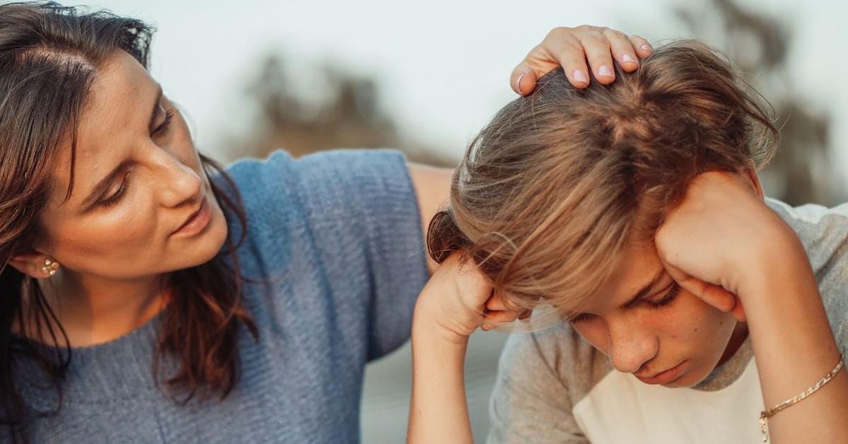 woman consoling son that is dealing with parents texas divorce