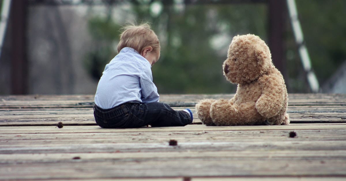 child outside with teddy bear in child custody case in texas