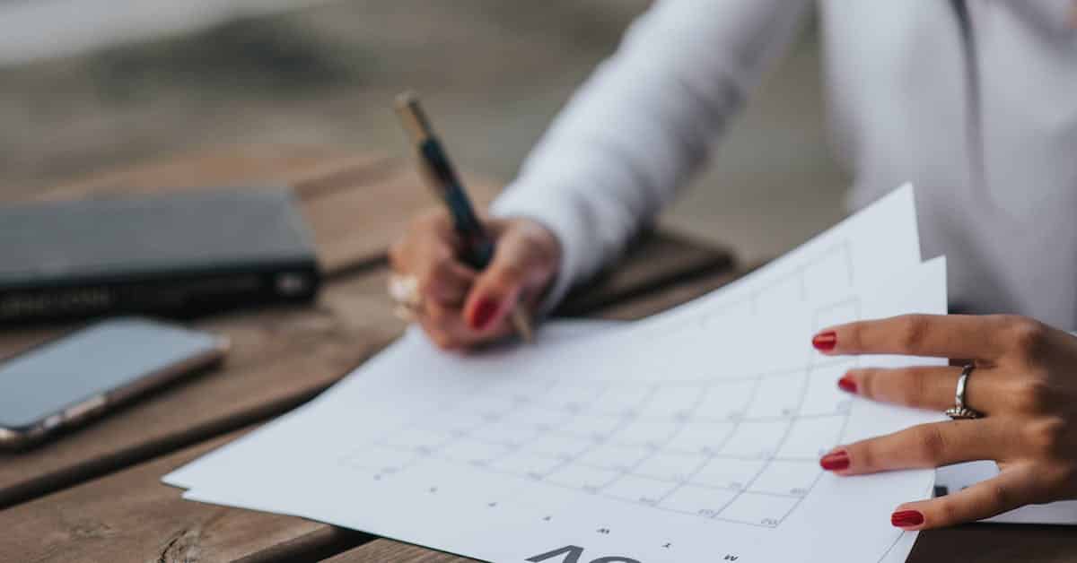 woman counting out the waiting period in a texas divorce on a calendar