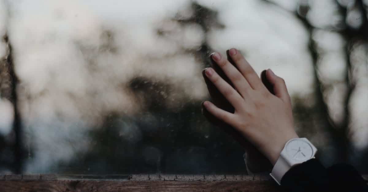 woman with watch waiting for waiting period in texas divorce