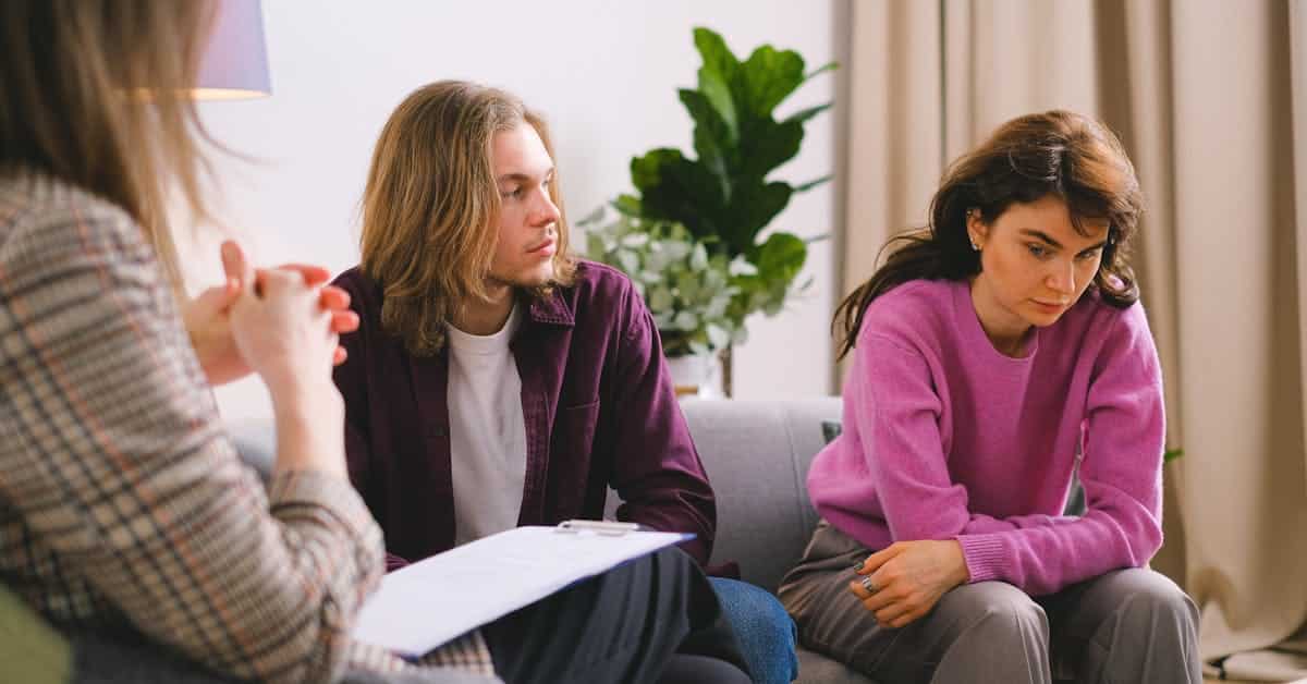 couple at counseling trying to couple fighting that need to find a good marriage counselor in texas